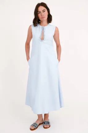 Kleid mit Steinapplikationen in Hellblau