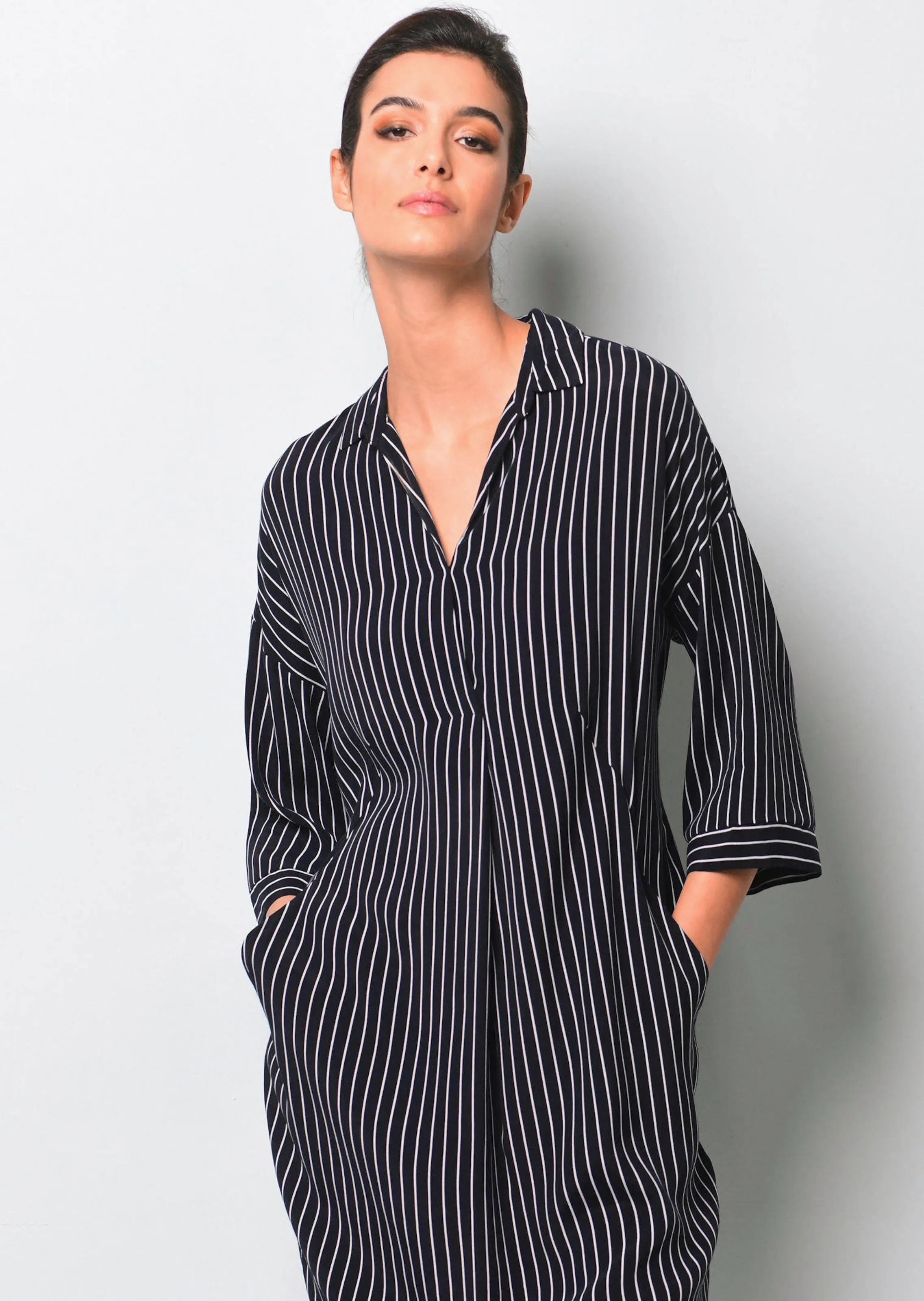 Kleid mit V-Ausschnitt