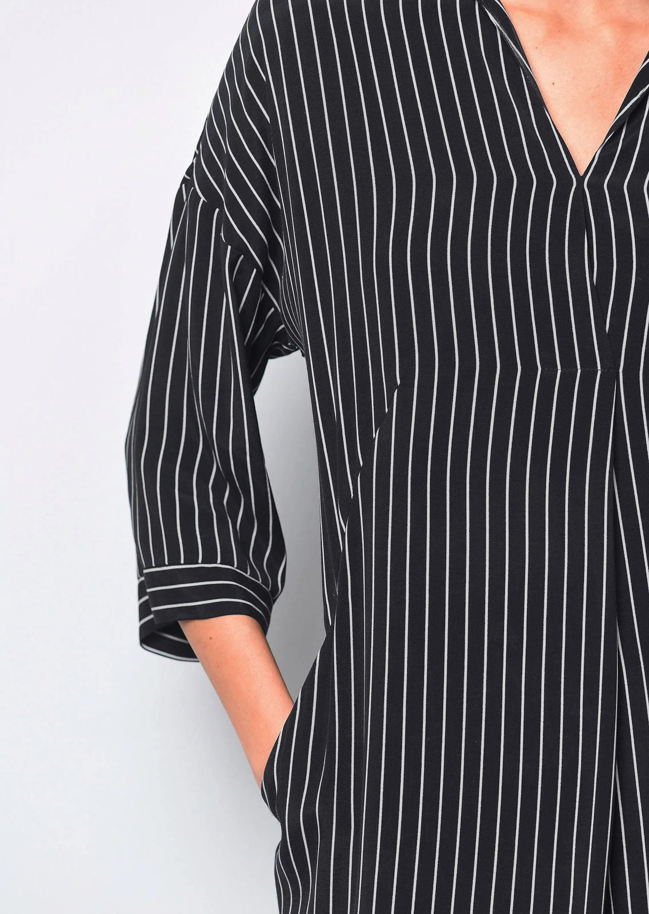Kleid mit V-Ausschnitt